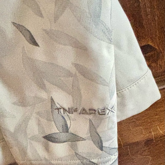 The North Face Women's white APEX  Jacket with Leaf Design - Picture 3 of 5